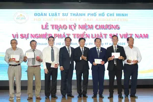 Trao kỷ niệm chương cho 341 luật sư thuộc Đoàn Luật sư TP.HCM
