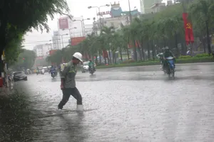 Cần Thơ mưa kéo dài, trung tâm thành phố ngập từ hẻm ra đường
