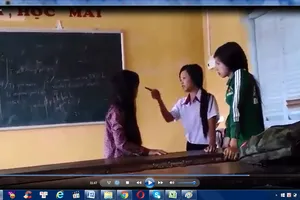 Nữ sinh lớp 10 đánh bạn túi bụi ngay tại lớp