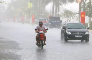 Mưa lớn ngập đường, giải cơn đại hạn mặn tại Hậu Giang