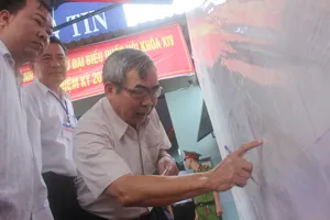 Miền Tây: Dù trời mưa, hàng ngàn cử tri vẫn đi bỏ phiếu từ rất sớm 