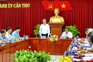 Thường trực Ban Bí thư Đinh Thế Huynh làm việc với Thành ủy Cần Thơ