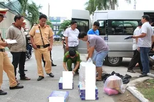 bắt thuốc lá lậu trên xe khách