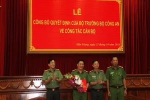 Các đồng chí trong Ban Giám đốc Công an tỉnh tặng hoa chúc mừng đồng chí Thượng tá Lâm Phước Nguyên (Người thứ 2 từ trái sang phải)- ảnh B.P