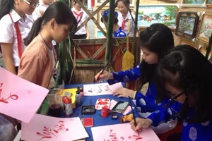 "bà Đồ" cho chữ khách 2uan tam tại ngày hội sắc xuân miệt vườn