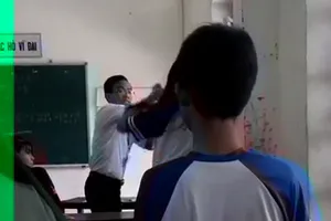 Thầy trò đánh nhau túi bụi trong lớp học 