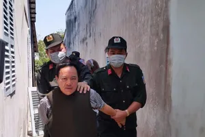 KHống chế nghi phạm (ảnh M.T)