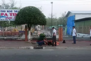 Người dân hiếu kỳ sáng 11/3 phát hiện đôi nam nữ nằm chết bên nhau ở vỉa hè