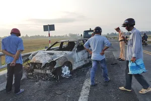  Mercedes cháy trơ khung khi đang chạy 