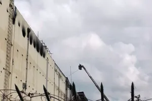 Cảnh sát vẫn phun nước vào đám cháy ở Cần Thơ 