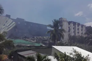 Vụ cháy Cần Thơ: Đang phá tường, xịt nước hạ nhiệt 