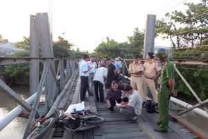 Qua cầu bị rơi sông, 1 người đàn ông mất tích