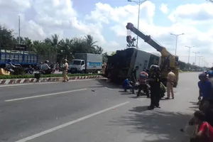 Tránh xe máy, xe buýt bị lật khiến 8 người thương vong