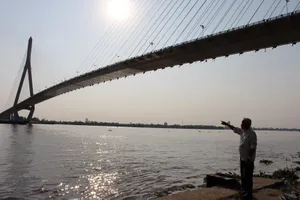 Vợ ngất xỉu khi chứng kiến chồng nhảy cầu Cần Thơ