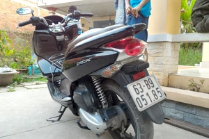 Bị chặn bắt, kẻ trộm đâm xe vào công an