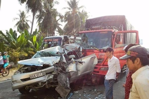 Tông xe liên hoàn, 3 người thoát chết trong gang tấc