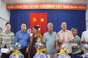 Bộ trưởng Trần Hồng Hà thị sát vùng sạt lở ở An Giang