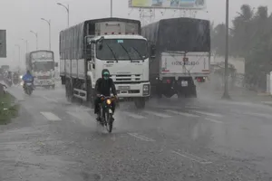 Người dân miền Tây làm ăn xa đội mưa về quê chơi lễ