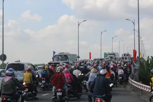 Cầu Rạch Miễu, cầu Hàm Luông ùn ứ do sự cố giao thông