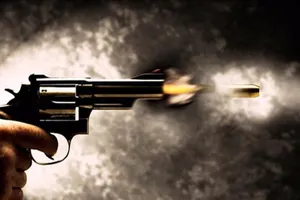 Chồng bắn vợ, cố thủ rồi tự tử