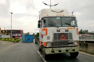 Thót tim container rơi xuống đường suýt đè chết 5 người