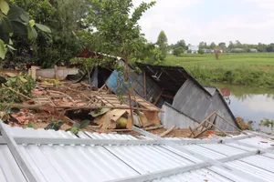 An Giang tiếp tục sạt lở, 6 ngôi nhà sụp xuống kênh