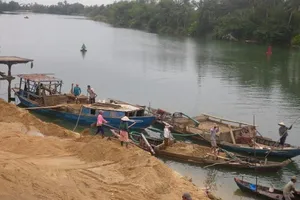 Bắt 2 sà lan khai thác cát trái phép trên sông Tiền