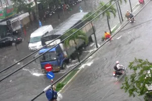 Mưa lớn biến đường phố Cần Thơ thành sông