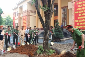 Công an Bến Tre 'Trồng cây nhớ ơn Bác'