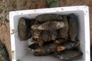 Sửa trụ sở huyện ủy ở Vĩnh Long, phát hiện 200 kg đạn 