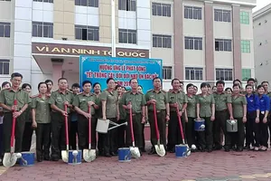 Công an Cần Thơ trồng cây nhớ ơn Bác Hồ