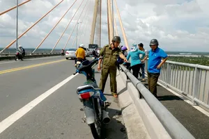 Tháo dây chuyền nhờ bạn giữ giùm rồi nhảy cầu tự tử