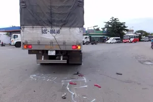 Xe tải cán nát chân cô gái mang thai ở Mỹ Tho