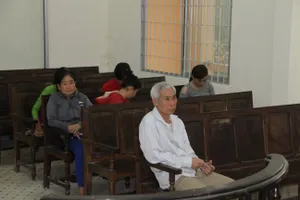 Bé gái bán vé số bị lão hàng xóm xâm hại đến có thai