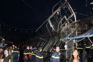 Cháy chợ đêm ở Phú Quốc, lửa thiêu rụi 9 gian hàng