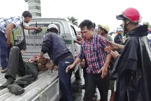 Người đàn ông đầy thương tích lao ra QL91 kêu cứu