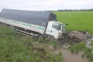 Xe tải tông người rồi cắm sâu dưới ruộng