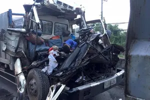 Xe tải húc đuôi ô tô đậu giữa đường, 2 người tử vong
