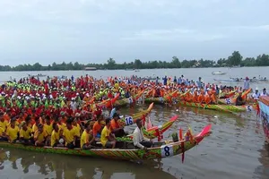 Ghe ngo Kiên Giang vào hội đua ghe 