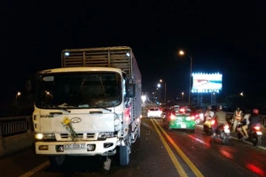 Đâm thẳng vào xe tải ở cầu Rạch Miễu một người tử vong