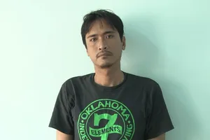 Trộm dùng kim tiêm đe dọa chủ nhà 