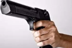 Chủ hãng nước đá dọa bắn nữ công nhân