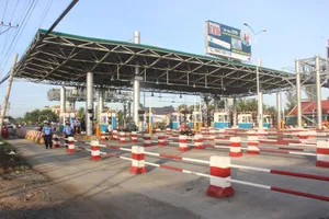  Bắt đầu từ 9 giờ sáng nay (30-11), trạm thu phí BOT Cai Lậy sẽ chính thức thu phí (ảnh ĐÔNG HÀ)