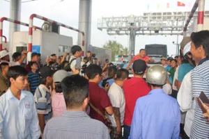 Căng thẳng ở Trạm BOT Thu phí BOT Cai Lậy (ảnh ĐÔNG HÀ)