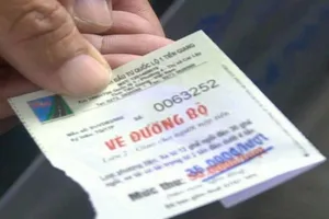 ài xế thắc mắc về việc dùng vé cũ rồi xóa đi mệnh giá cũ và đóng mộc mức giá mới vào là không hợp pháp (ảnh THÁI VŨ)