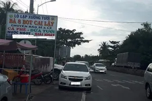 Chủ quán Bà Tám BOT Cai Lậy đến làm việc với công an