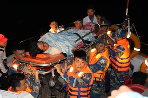 Cảnh sát biển chuyển kịp 1 ca chấn thương sọ não vào bờ