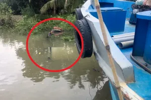 Sà lan đụng chìm 2 ghe, 1 người tử vong