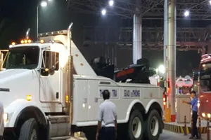 Xe cẩu hạng nặng được điều vào BOT Cần Thơ –Phụng Hiệp