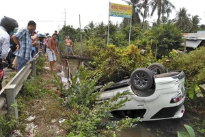 Xế hộp phơi bụng dưới mương, 4 người thoát chết
